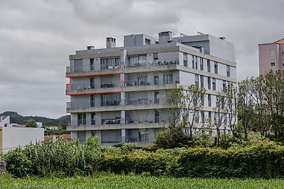 Apartamento T2 com varanda e estacionamento na Fajã de Baixo