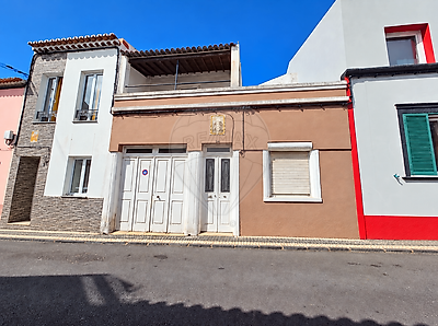Moradia T3 para recuperar no centro de Ponta Delgada