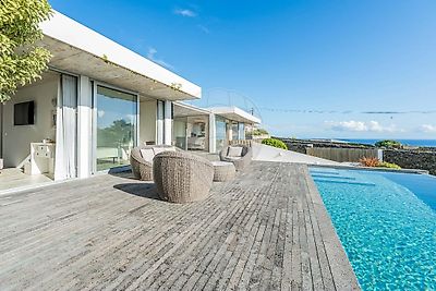 Moradia T2 com piscina infinita e vista mar na Lagoa