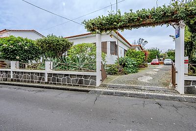 Moradia T4 com jardim junto ao mar, na Lagoa