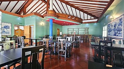 Restaurante com esplanada nas Furnas